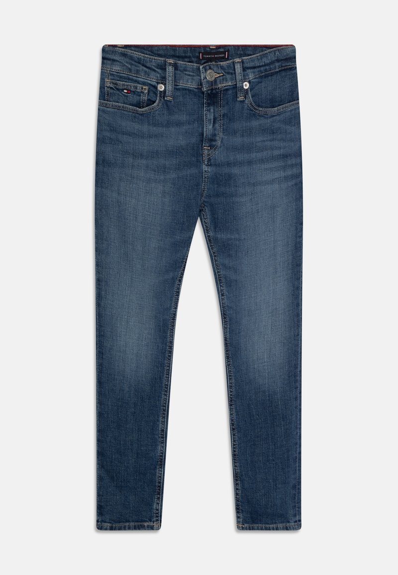 Granatowe dżinsy z denimu o klasycznym kroju, posiadające pięć kieszeni, zapięcie na guzik oraz widoczne przeszycia. Materiał ma lekko chropowatą fakturę.