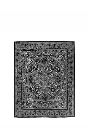 Czarna bandana z misternymi białymi wzorami paisley i kwiatowymi, z bogato zdobioną krawędzią i gładkim, lekkim materiałem.