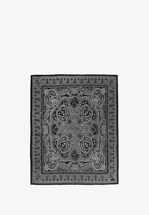 Czarna bandana z misternymi białymi wzorami paisley i kwiatowymi, z bogato zdobioną krawędzią i gładkim, lekkim materiałem.