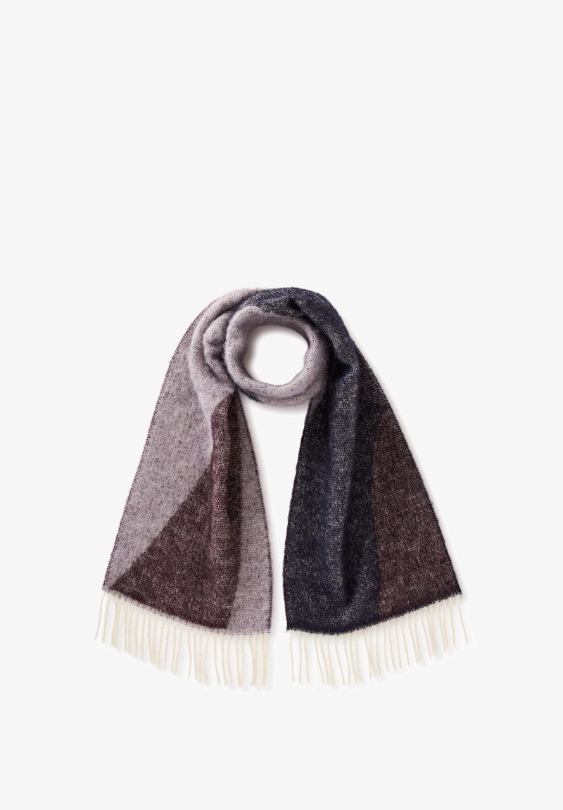 Pletený šála s geometrickým vzorem v odstínech šedé, bordó a tmavě modré. Má jemnou texturu a krémové třásně na okrajích.