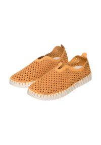 Zapatos naranja tipo slip-on hechos de un material flexible perforado, con una suela de goma blanca que tiene un patrón texturizado y una lengüeta en el talón.