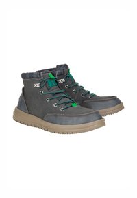 Scarpe mid-top in pelle grigia con dettagli verde, lacci tondi e suola in gomma testurizzata. Presentano occhielli metallici e cuciture a contrasto.