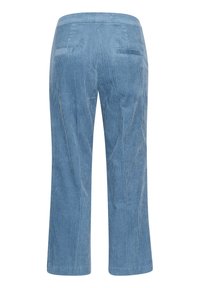 Pantalon en velours côtelé bleu clair à coupe droite, deux poches passepoilées à l'arrière, sans fermetures visibles.