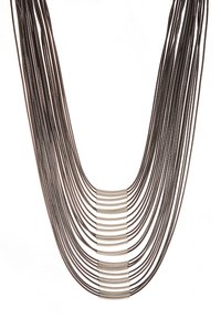Collier multi-brins composé de fils flexibles sombres avec des accents métalliques. Présente une texture lisse et un design en couches avec des longueurs variées.