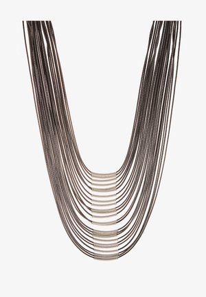 Meerdere-strengige ketting gemaakt van donkere, flexibele draden met metallic accenten. Heeft een gladde textuur en een gelaagd ontwerp met verschillende lengtes.