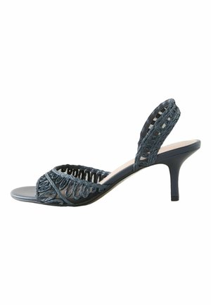 Sort åben tå slingback-hæl med flettet overdel og en slank stilet-hæl i mellem-højde.