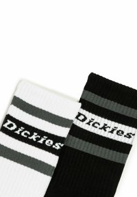 Sorte og hvide stribede sokker med ribbet tekstur og "Dickies" logo. Inkluderer grå striber for kontrast.