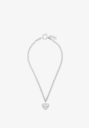 Collar de cadena de plata con un colgante en forma de corazón con un borde texturizado, que muestra una superficie pulida y un detalle de cierre de broche.