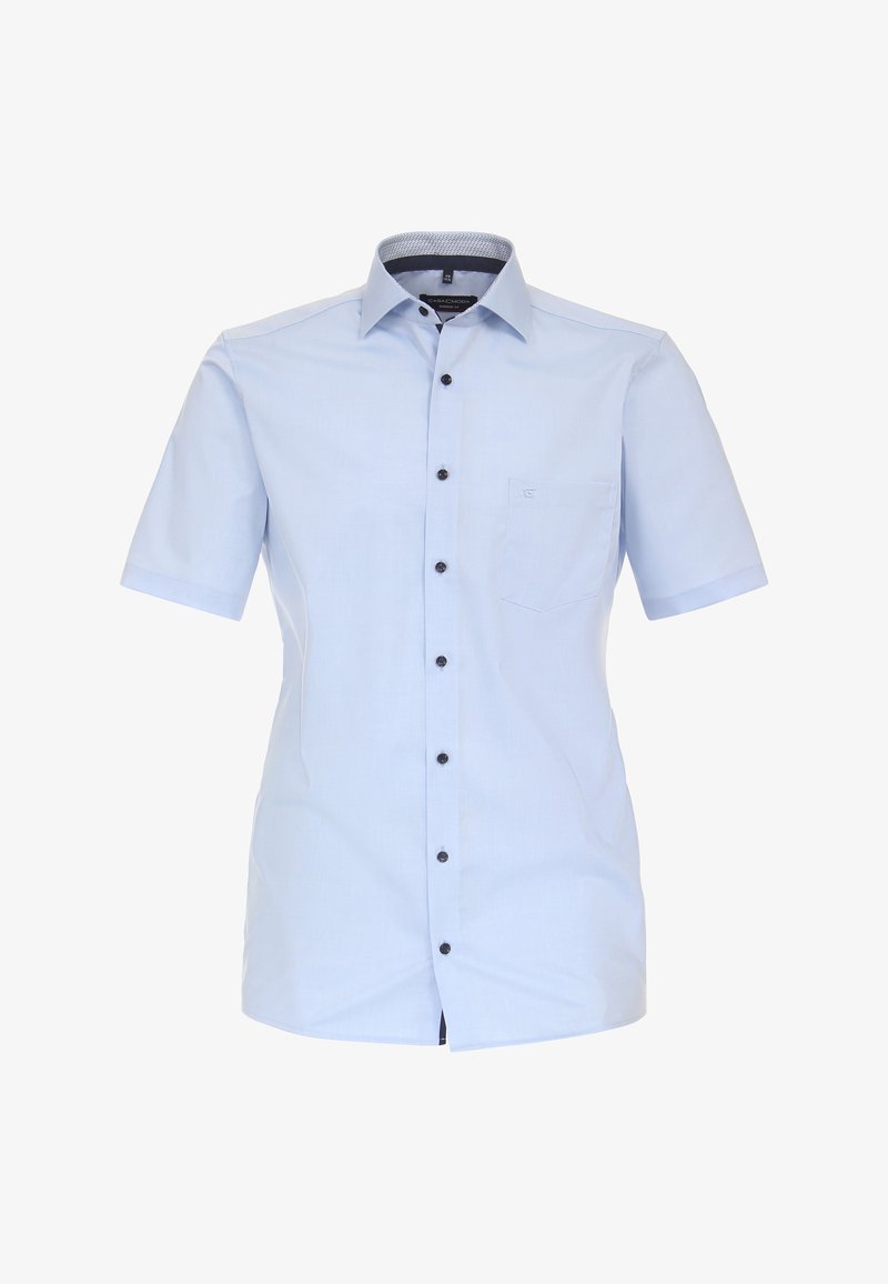 Hellblaues Herrenhemd mit kurzen Ärmeln, schwarzen Knöpfen, einer Taschen auf der linken Brust und einem strukturierten Kragen.