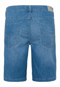 Shorts en denim bleu avec poches arrière, passants pour ceinture et une étiquette de marque sur la ceinture, vus de dos.