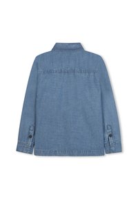 Veste en denim bleu clair avec col, manches longues, poignets à bouton et détail de empiècement au dos. Elle présente une coupe décontractée et une texture lisse.
