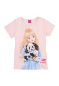 T-shirt in cotone rosa con una stampa che raffigura una ragazza che tiene un panda, con dettagli blu e la scritta "TOP Model" in testo glitterato rosso.