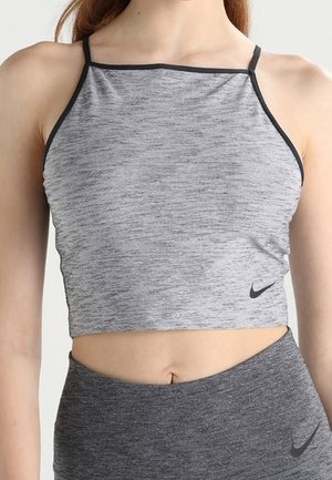 Grijze sportieve cropped top met zwarte afwerking, gemaakt van een gestructureerde stof. Bevat een klein zwart Nike-logo aan de zoom.