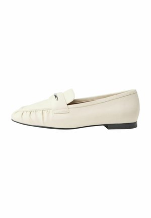 Beige læder loafers med en rund tå, der har en struktureret front, en lille rem og en metallisk detalje. Lav sort gummihæl.