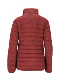 Rød pufferjakke med høj krave, der har horizontale quiltede linjer og elastiske manchetter. Materialet virker glat med minimal detaljer.