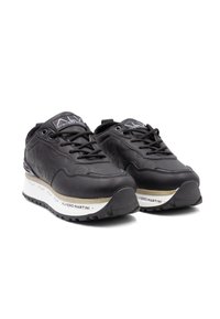 Sneakers in pelle nera con superficie testurizzata, design con lacci, suola intermedia in bianco e beige con dettagli del logo sulla linguetta e sul lato.