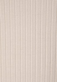 Hellbeige Stoff mit vertikalem geripptem Muster. Die Reihen sind gleichmäßig verteilt und haben ein weiches, gewebtes Aussehen.