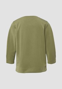 Koszula z długim rękawem w miękkim oliwkowo-zielonym materiale, z okrągłym dekoltem i prostym dołem, bez widocznych wzorów ani akcentów dekoracyjnych.