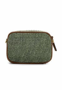 Bolso de cosméticos verde tejido con forma rectangular, superficie texturizada, acentos de cuero marrón y cierre de cremallera.