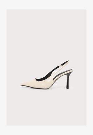 Beżowy but na wysokim obcasie typu slingback z szpiczastym czubkiem, cienkim obcasem szpilką i czarną podeszwą, widziany z boku na białym tle.