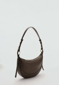 Bolso de hombro de cuero marrón con forma curva, correa ajustable, detalles en hardware dorado y un acabado texturizado. Cierre con cremallera en la parte superior.