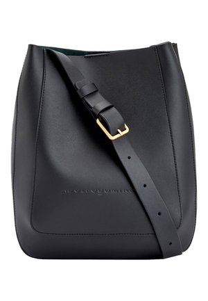Zwarte leren bucket bag met verstelbare band en gouden gesp, met subtiel geperst merknaam op het voorpaneel.