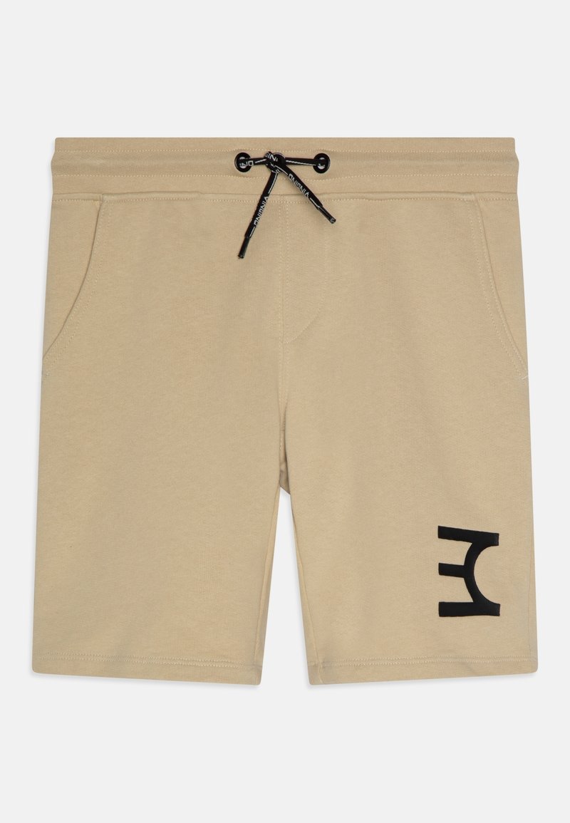 Pantaloni corti beige realizzati in tessuto morbido, con un laccetto nero e tasche laterali. Un logo nero distintivo è stampato sul lato sinistro in basso.