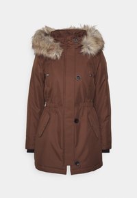 Hnědá parka s kapucí lemovanou umělým kožíškem, nastavitelným pasem, zapínáním na knoflíky a bočními kapsami. Vyrobená z voděodolného materiálu.