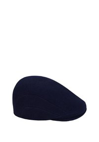 Cappello piatto di lana blu navy con una silhouette curvata, texture liscia e dettagli di cucitura lungo i lati. Nessun hardware visibile.