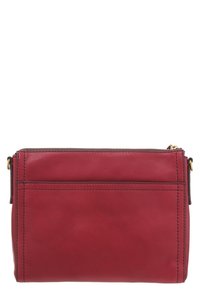 Rode leren crossbodytas met een gestructureerd oppervlak, ritssluiting en een achtervak met gestikte accenten. Compact rechthoekige vorm.