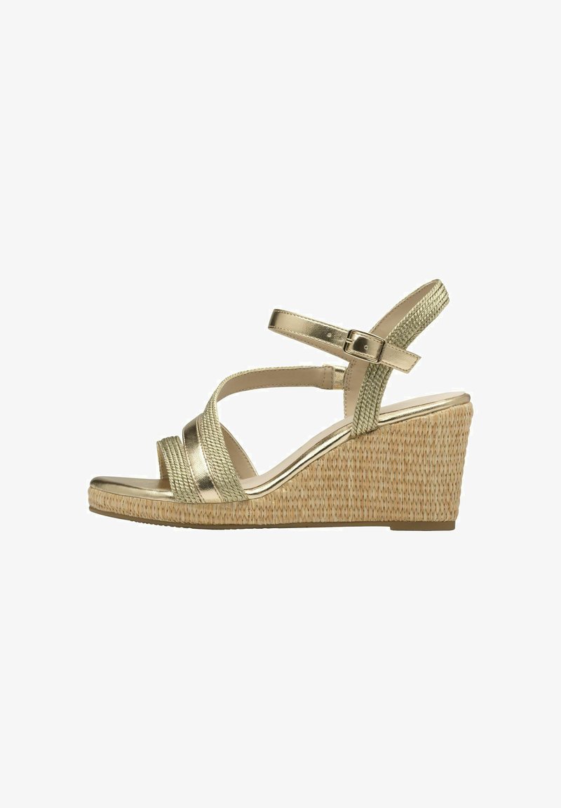 Sandalias de cuña metálicas doradas con correas texturizadas, que cuentan con un tacón de yute trenzado y un hebilla ajustable en el tobillo. Suela plana para mayor comodidad.