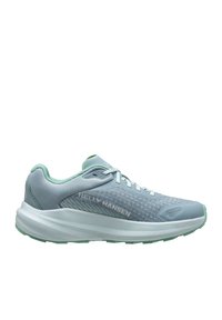 Zapatilla deportiva para correr en azul claro y verde menta con cordones blancos, cuello acolchado y suela blanca con la marca "Helly Hansen" en el lateral.