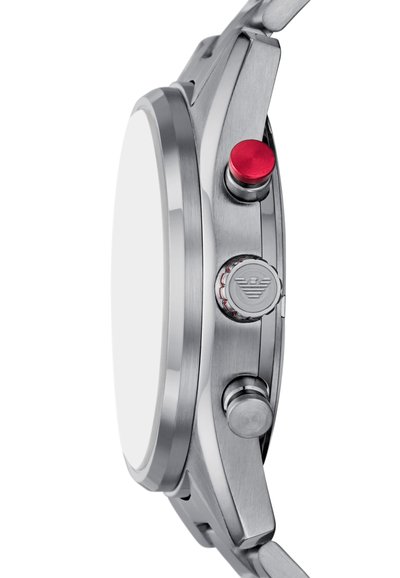 Montre en acier inoxydable avec une lunette lisse, un bouton poussoir rouge, un boîtier circulaire et un détail de couronne texturé. Cadran blanc sans marquages visibles.