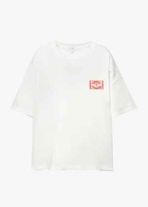Witte korte mouwen t-shirt van katoen, met een rood rechthoekig grafisch label op de linkerborst. Eenvoudig, los ontwerp.