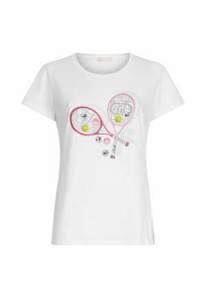 T-shirt en coton blanc avec un graphisme coloré représentant deux raquettes de tennis, des balles de tennis jaunes et roses, et un design texturé.