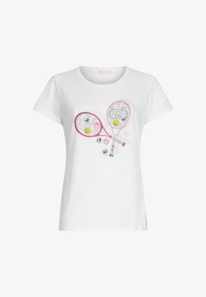 Witte katoenen t-shirt met een kleurrafiche van twee tennisrackets, gele en roze tennisballen, en een gestructureerd ontwerp.