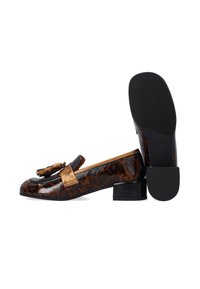 Brune og sorte prikkede læder loafers med et guld accentbånd og franje detaljer, lav blokhæl og glat, blank overflade.