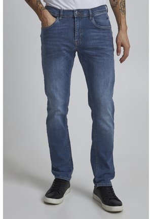 Herrarnas blå denimjeans med rak passform, fem fickors design och en blekt tvätt. Har knappstängning och bälteshällor.