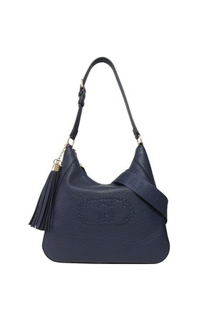 Borsa a spalla in pelle blu navy con tracolla regolabile, logo perforato circolare e portachiavi con nappe.