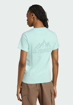 Muntgroene katoenen T-shirt met een geometrisch bergontwerp en "TERREX" tekst in grijs op de achterkant; korte mouwen en een klassieke pasvorm.