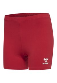 Rote Baumwoll-Sportshorts mit einem breiten elastischen Bund und einem weißen Logo-Detail in der unteren rechten Ecke. Glatte Textur, enganliegendes Design.