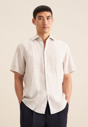 Korte mouwen shirt in een lichtbeige stof met verticale witte strepen, voorzien van een knoopsluiting aan de voorkant en een ontspannen, licht gebogen onderrand.