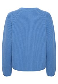 Blå strikket sweater med ribbet tekstur, rund halsudskæring og lange ærmer. Ryggen har et sømløst design med en let buet kant.