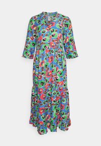 Vestido maxi floral com fundo azul, apresentando padrões florais em verde, vermelho e castanho. Decote redondo e mangas três quartos. Barra com babados.