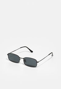 Schwarzmetallrahmen-Sonnenbrille mit rechteckigen, dunklen Gläsern, dünnen Bügeln und verstellbaren Nasenpads. Leichtes Design mit minimalen Materialien.