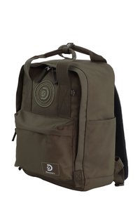 Zaino khaki con design compatto, dotato di un logo circolare, tasca anteriore, tessuto resistente e schienale imbottito per il comfort.