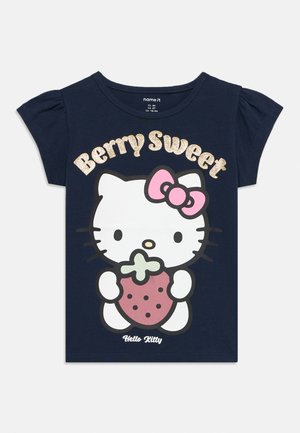 Tamnoplava majica za malu djecu s Hello Kitty koja drži jagodu, ružičastom mašnom i tekstom "Berry Sweet" u sjajnim slovima iznad.