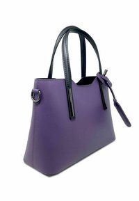 Borsa a tracolla in pelle viola con manici neri, design elegante e un'etichetta laterale. Texture liscia e lucentezza sottile con dettagli minimi.