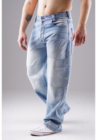 Hellblaue Patchwork-Denim-Jeans mit lässiger Passform, featuring einem Knopfverschluss, fünf Taschen und kontrastierendem Nähen.