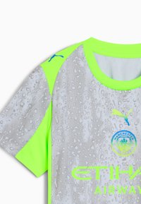 Mančesterio miesto futbolo marškiniai su neoninės žalios spalvos akcentais, pilku vandens lašo raštu, Puma logotipu ir Etihad Airways rėmėjo tekstu.